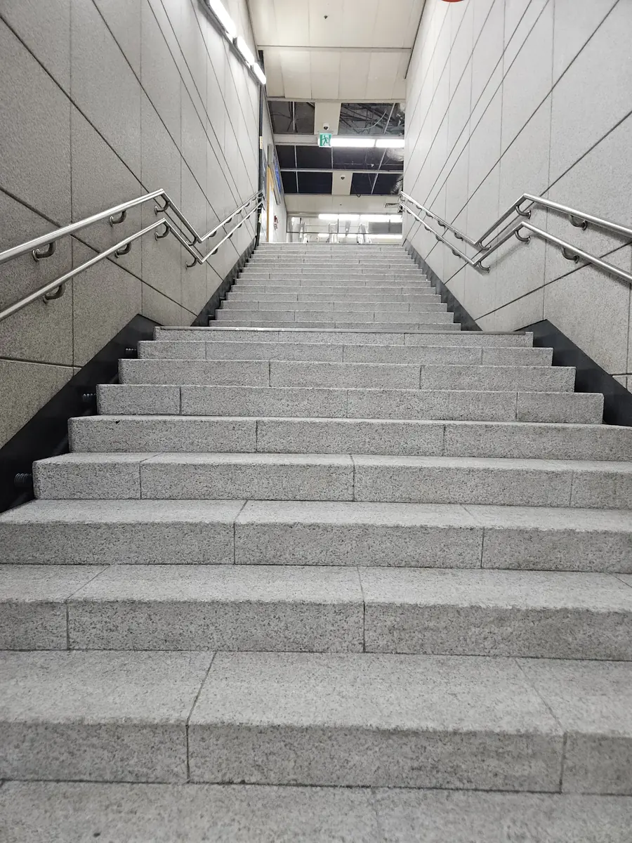 지하철역 화강석 계단 버너구이 시공 후, 미끄럼방지 처리된 디딤판