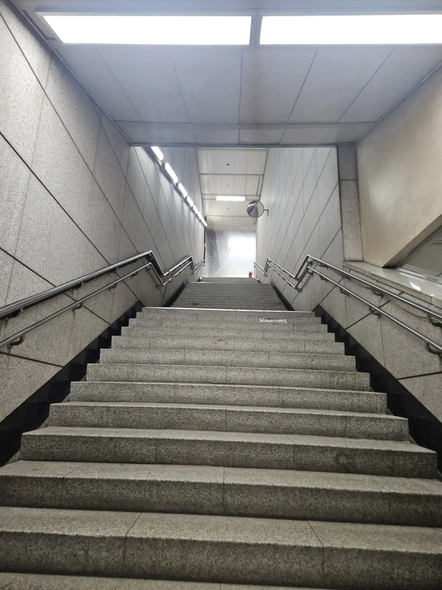 지하철역 화강석 계단 시공 전, 광택으로 미끄러운 디딤판